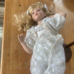 Vintage "Dreaming Daphne" Porcelain Doll - Heritage Signature Collection